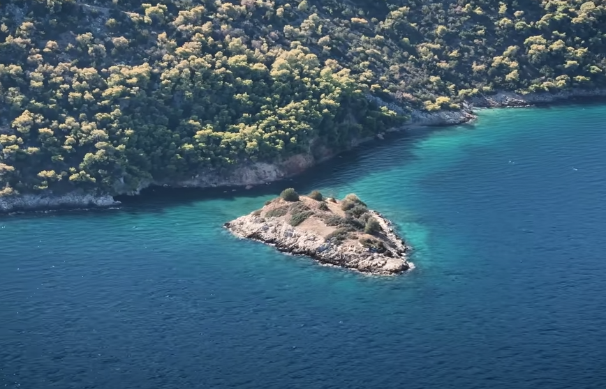 Σιδερώνα – Το άγνωστο νησί των βρυκολάκων στον Σαρωνικό Κόλπο (Βίντεο)