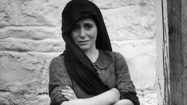 Ογδόντα χρόνια από την τραγική περίοδο της Κατοχής, όταν η Ελλάδα έχανε πάνω από μισό εκατομμύριο ανθρώπους και βυθιζόταν σε πρωτοφανή καταστροφή, οι ελληνικές αξιώσεις για αποζημιώσεις από τη Γερμανία παραμένουν ανεκπλήρωτες. Κι όμως, δεν είναι θέμα δικαιοσύνης, δεν είναι θέμα αρχών· είναι η απόλυτη υποκρισία που συντηρείται με συγκαταβατικά λόγια, ανέξοδες συγγνώμες και, φυσικά, τη βολική διαβεβαίωση ότι το θέμα έχει «λήξει». Αλήθεια, για ποιον; Οι γερμανικές αρχές, με τις ευλογίες των ελληνικών κυβερνήσεων που αναλώνονται σε ρηματικές διακοινώσεις και συμβολικά «διαβήματα», έχουν δημιουργήσει έναν κυκεώνα δικαιολογιών που ξεπερνά κάθε έννοια διεθνούς δικαίου και ηθικής υποχρέωσης. Από το αναγκαστικό κατοχικό δάνειο, που ουδέποτε αποπληρώθηκε, μέχρι τις υλικές καταστροφές και τις σφαγές σε τόπους όπως το Δίστομο και η Βιάννος, οι Έλληνες περιμένουν ακόμα – γιατί η «συγγνώμη» για το Βερολίνο τελειώνει εκεί που αρχίζουν οι αποζημιώσεις. Η γερμανική δικαιολογία έχει μεταλλαχθεί σαν χαμαιλέοντας ανάλογα με την εποχή και τις διεθνείς συγκυρίες. Το Βερολίνο αρνιόταν επί δεκαετίες να συζητήσει το ζήτημα, δηλώνοντας ότι «δεν υπάρχει συνθήκη ειρήνης». Όταν, επιτέλους, μια Συνθήκη Ειρήνης φάνηκε στον ορίζοντα με τη συμφωνία «2+4» του 1990, το Βερολίνο αποφάσισε πως το θέμα είχε ξαφνικά «κλείσει». Άνευ συζήτησης, χωρίς καν την παρουσία των χωρών που πλήρωσαν το βαρύ τίμημα της γερμανικής θηριωδίας. Η Ελλάδα, παγιδευμένη σε μια υποτακτική πολιτική τακτική, δεν τόλμησε να αντιταχθεί με σθένος, αφήνοντας να διαμορφωθεί η εντύπωση ότι οι δικές της θυσίες ήταν μικρότερης σημασίας. Αντί να διδαχτεί από τις δυναμικές ενέργειες της Πολωνίας – που όχι μόνο διατύπωσε ξεκάθαρα αιτήματα, αλλά απευθύνθηκε και στον ΟΗΕ – η ελληνική κυβέρνηση αρκείται σε ρηματικές διακοινώσεις και διπλωματικούς ευφημισμούς, εντείνοντας την πεποίθηση πως η ίδια δεν πιστεύει καν στη δικαίωση. Αποζημιώσεις