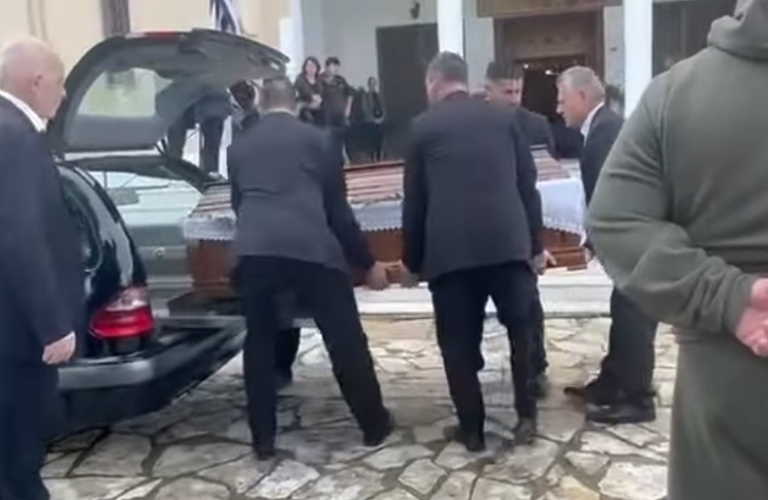 Αγρίνιο: Βαθιά οδύνη στην κηδεία της 43χρονης Δώρας – Τραγικές φιγούρες οι γονείς και τα αδέρφια της (φωτό & βίντεο)