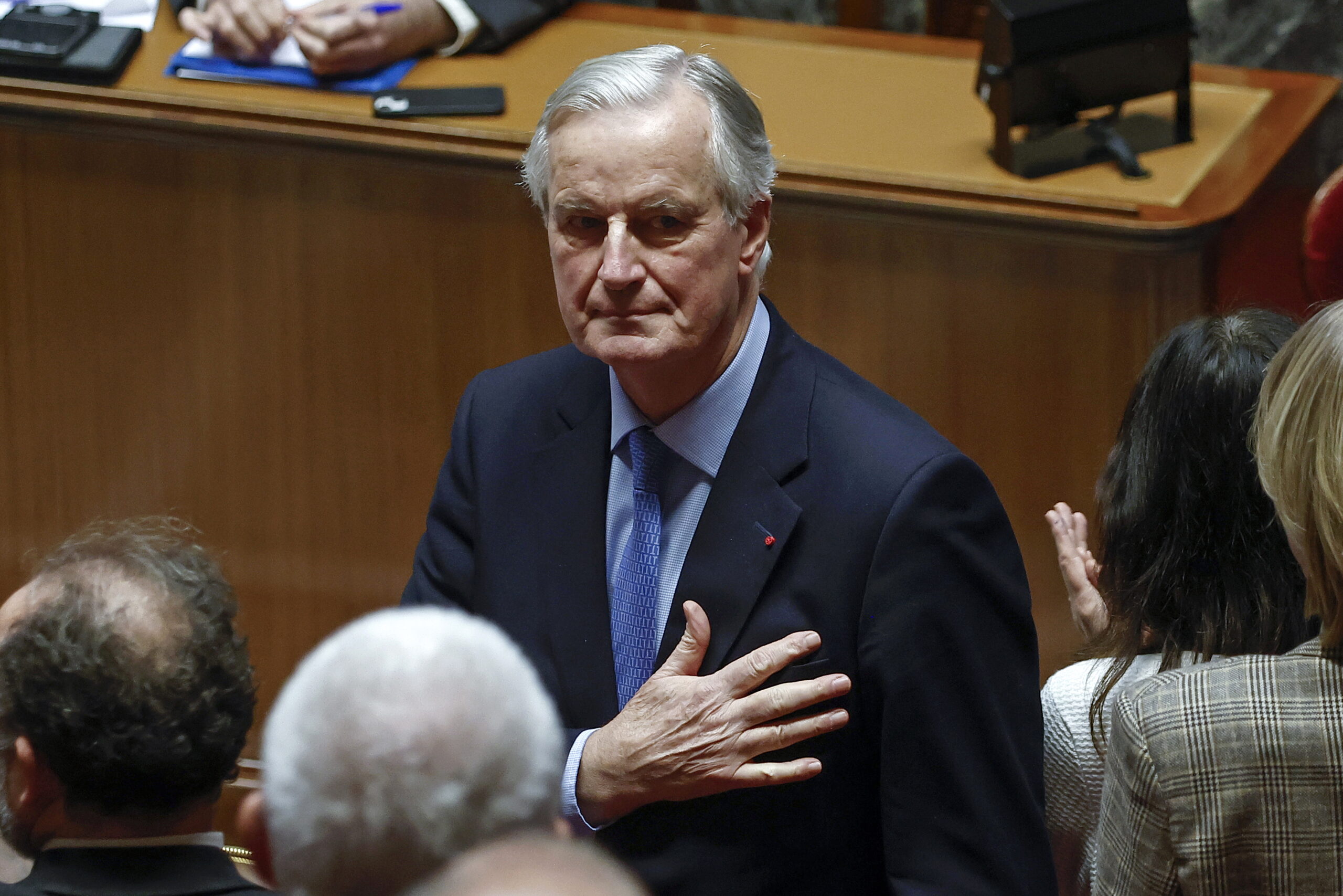 Γαλλία: Καταρρέει η κυβέρνηση Μπαρνιέ – Υπερψηφίστηκε η πρόταση μομφής από την Εθνοσυνέλευση