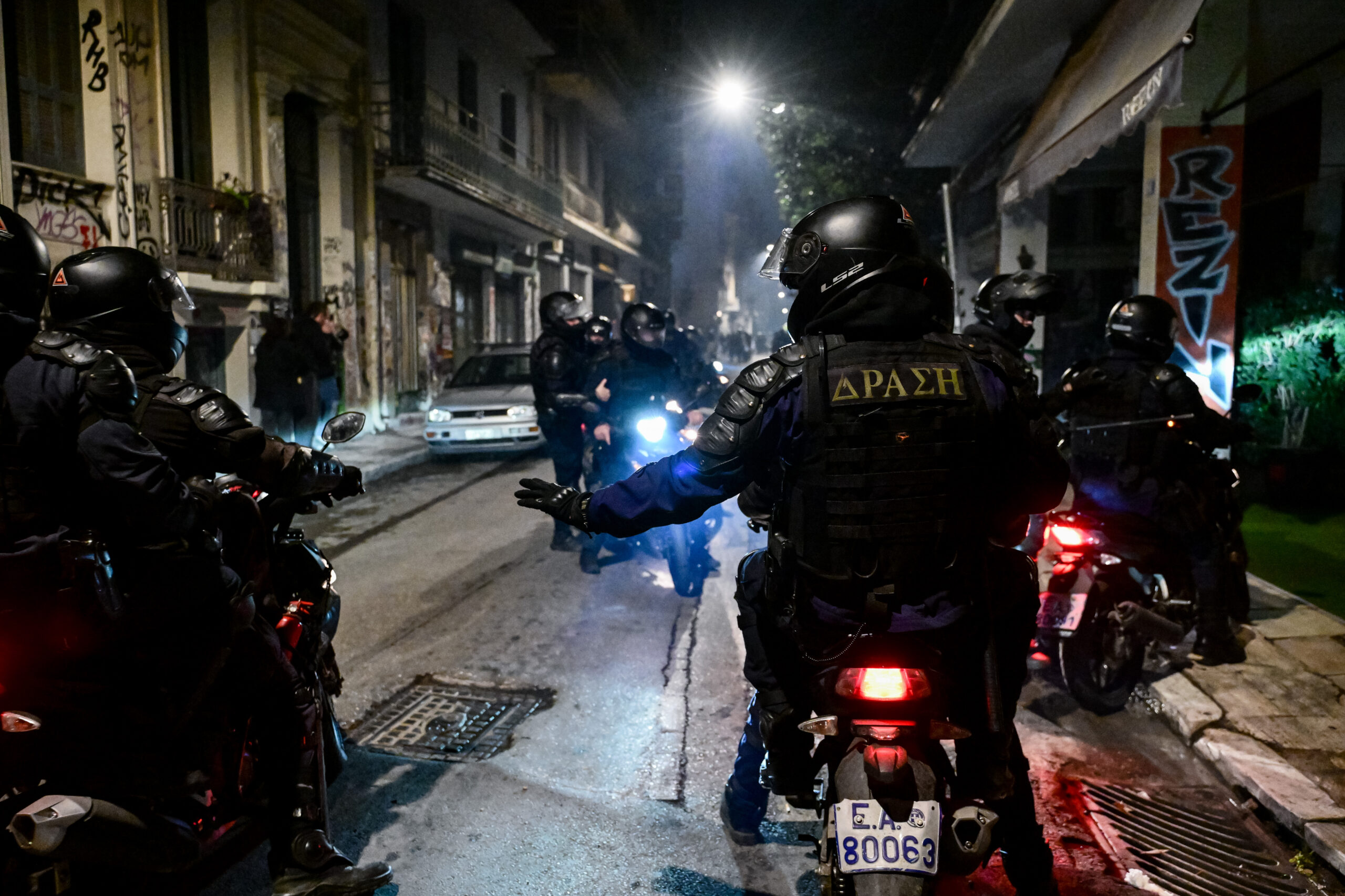 Επεισόδια μετά την ολοκλήρωση της πορείας για τα 16 χρόνια από τη δολοφονία του 15χρονου μαθητή Αλέξανδρου Γρηγορόπουλου. Παρασκευή 6 Δεκεμβρίου 2024