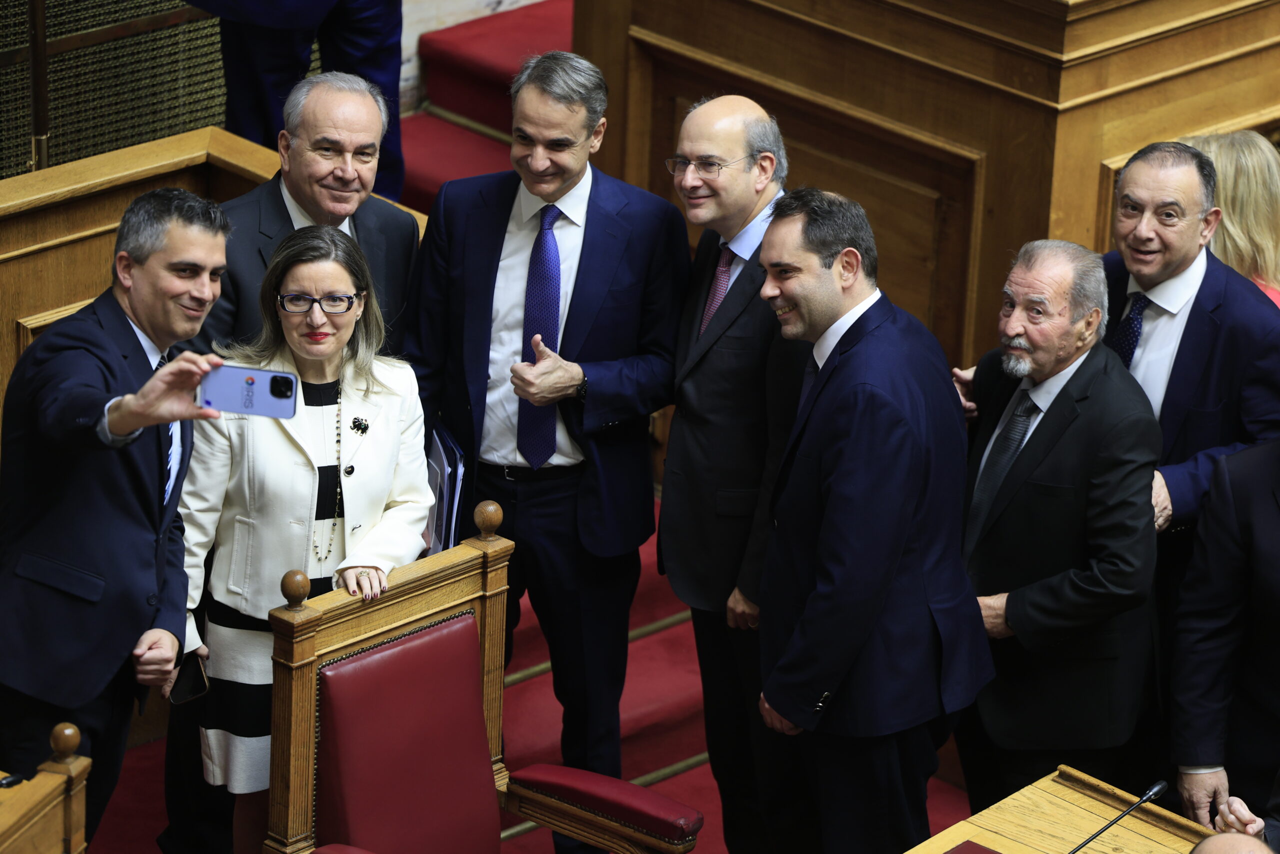 Προϋπολογισμός 2025: Οι selfies, τα χαμόγελα και τα χειροκροτήματα μετά την ομιλία Μητσοτάκη