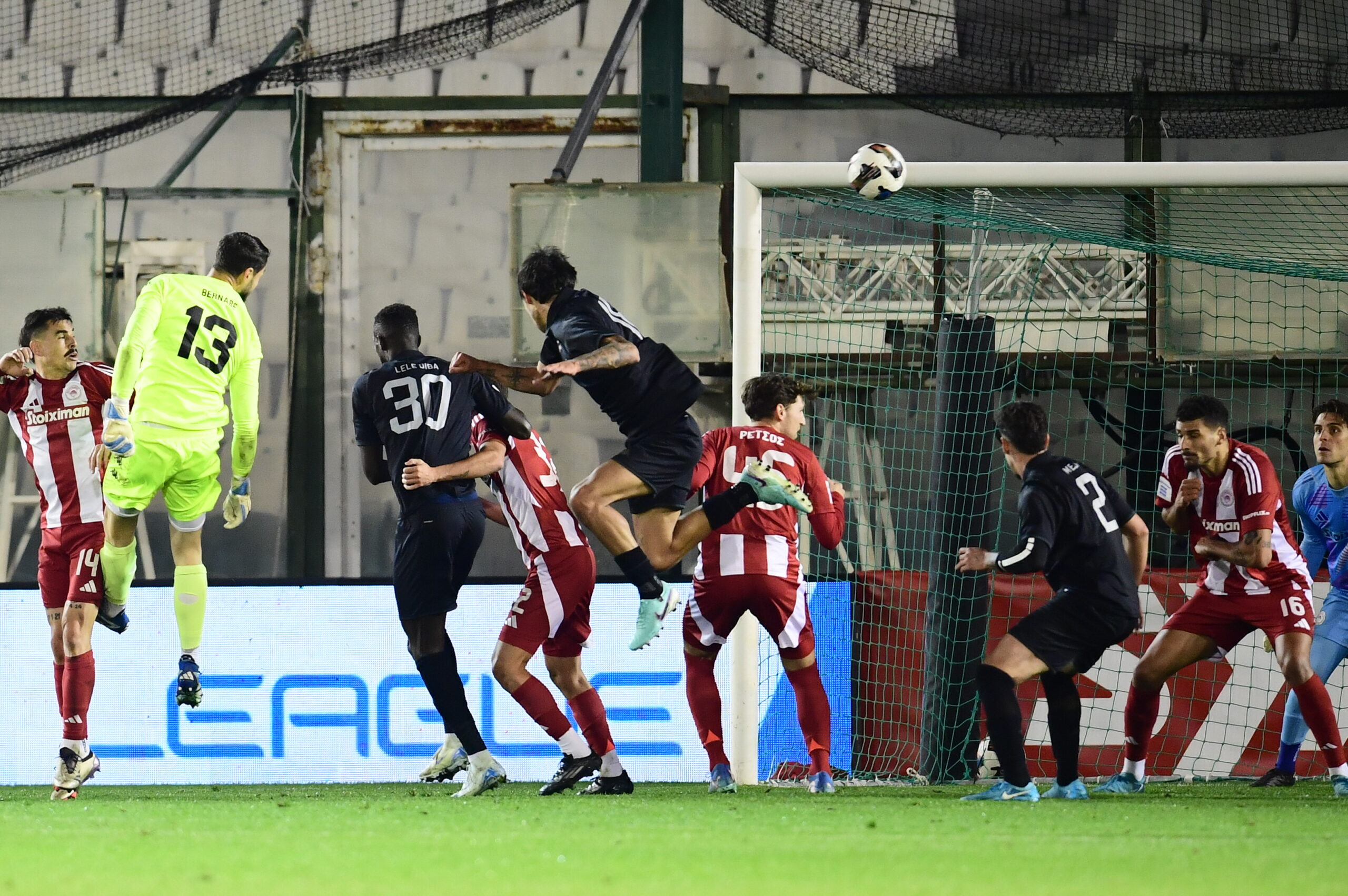 Super League: Η Athens Kallithea «ξέρανε» τον Ολυμπιακό στο 90’+2 με τον Τζιάνι (Βίντεο)