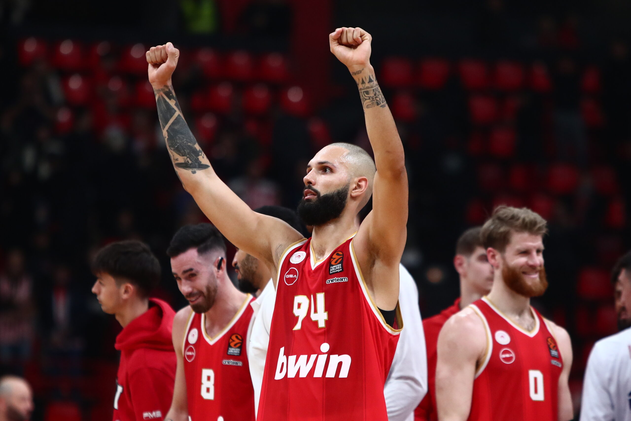 Euroleague: Ο Ολυμπιακός έπαιξε με τη φωτιά αλλά τελικά επικράτησε της Άλμπα με 90-85 στο ΣΕΦ