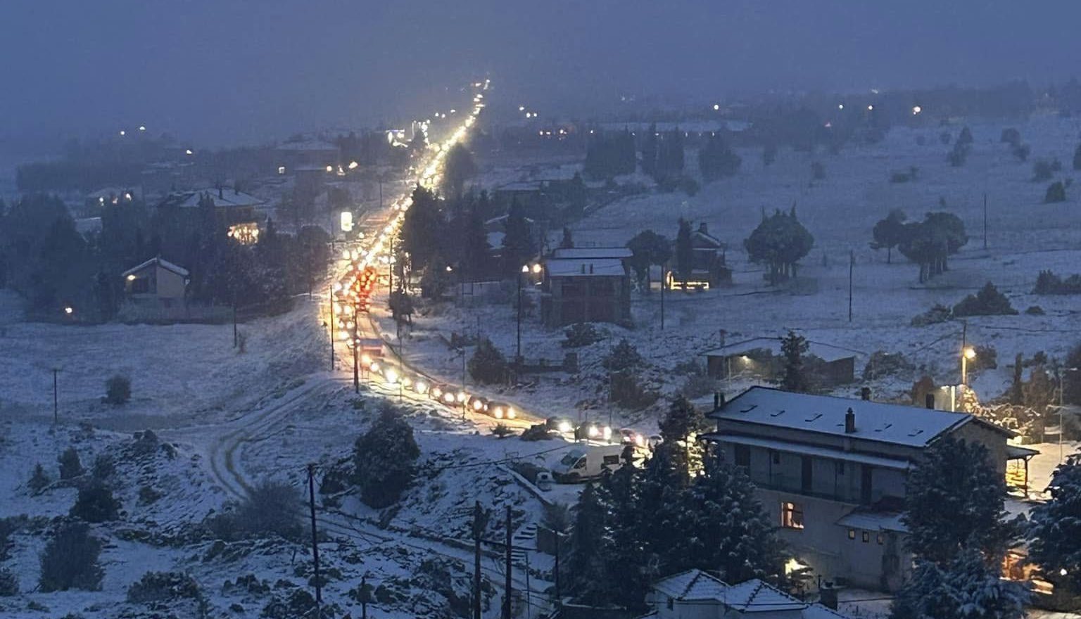 Αράχωβα: Χιλιόμετρα ταλαιπωρίας για επισκέπτες λόγω χιονιού – Ηλεκτρικά αυτοκίνητα που ακινητοποιήθηκαν προκάλεσαν το χάος – Τι λέει η ΕΛΑΣ