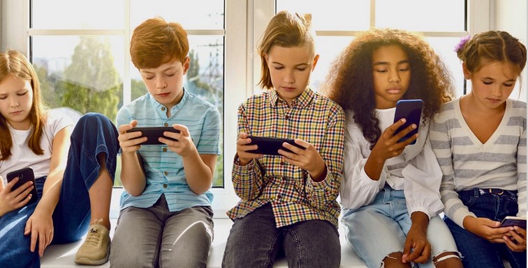 Απαγόρευση πρόσβασης στα Social Media και αυστηρά μέτρα για το αλκοόλ σε ανήλικους: Σύσκεψη στο Μαξίμου για την στρατηγική της κυβέρνησης