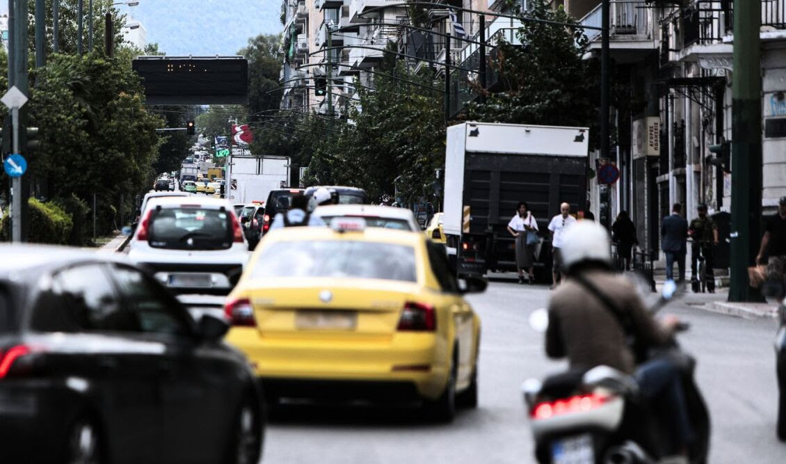 Έρχονται σαρωτικές αλλαγές στον ΚΟΚ: Τι ισχύει για μηχανές και ηλεκτρικά πατίνια, πού μειώνεται το όριο ταχύτητας – Αυστηρότερες ποινές για αντικοινωνικές συμπεριφορές