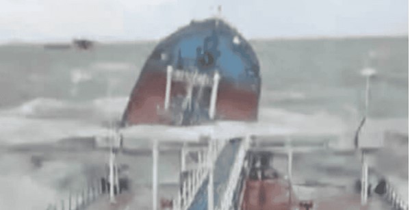 Ρωσία: Οικολογική καταστροφή από πετρελαιοκηλίδα στις ακτές της Κριμαίας – Συναγερμός για την περιοχή