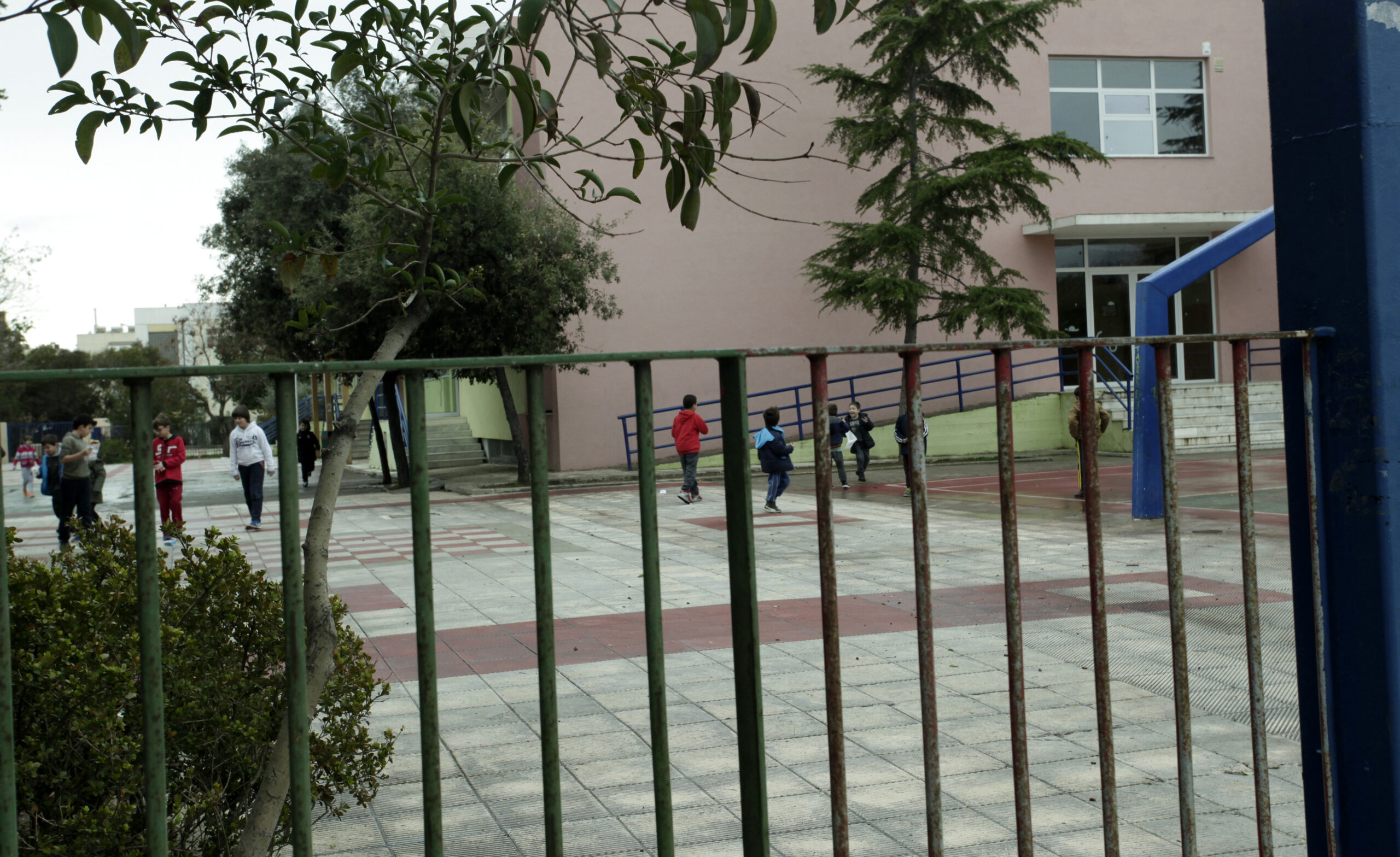 Θεσσαλονίκη: Συνελήφθησαν και οι γονείς των νεαρών που επιτέθηκαν σε 17χρονο σε αυλή σχολείου