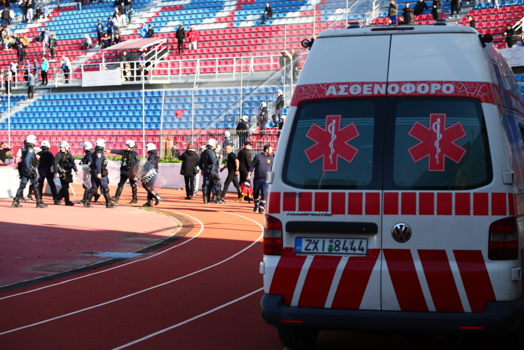 Επεισόδια ανάμεσα σε οπαδούς του Πανιωνίου και της Καλαμάτας στη Νέα Σμύρνη – Διεκόπη ο αγώνας