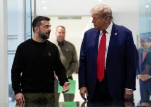 Τραμπ κατά Ζελένσκι: «Είναι ένας δικτάτορας, ένας μέτριος κωμικός – Καλύτερα να κινηθεί γρήγορα, αλλιώς δεν θα έχει χώρα»