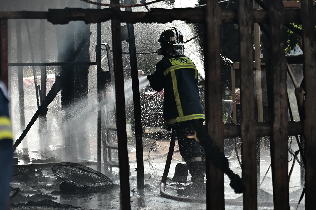 Υπό μερικό έλεγχο φωτιά σε επαγγελματικό χώρο επί της Λεωφόρου Βάρης – Κορωπίου