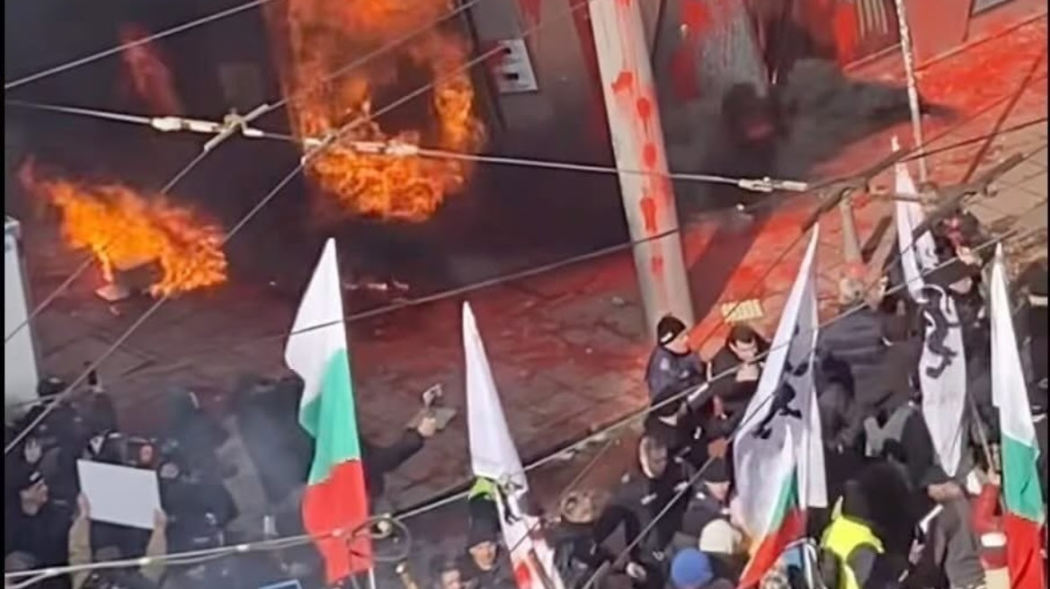 Βανδάλισαν κτίριο της Ευρωπαϊκής Ένωσης στη Σόφια – Επεισόδια με 6 συλληφθέντες και 10 αστυνομικούς τραυματίες