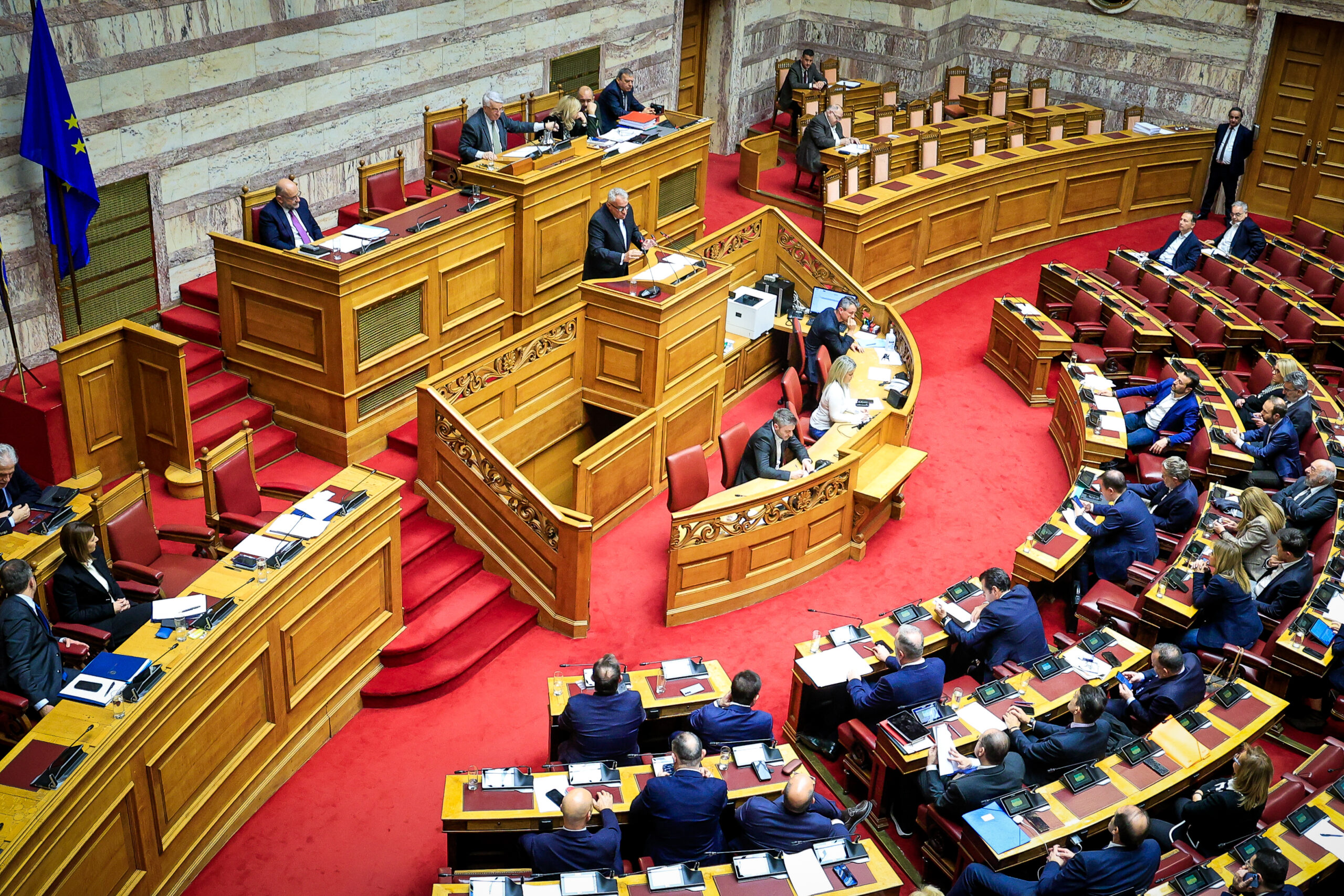 Πρόταση δυσπιστίας: Η στρατηγική κυβέρνησης και αντιπολίτευσης ενόψει της τριήμερης συζήτησης – Η διαδικασία και η κρίσιμη ψηφοφορία