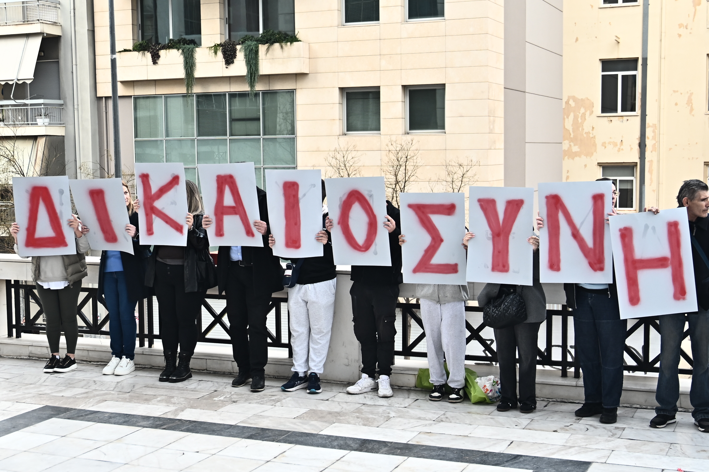 Δίκη για την τραγωδία στο Μάτι: Με πλακάτ οι συγγενείς των 104 νεκρών έξω από το Εφετείο (φωτό)