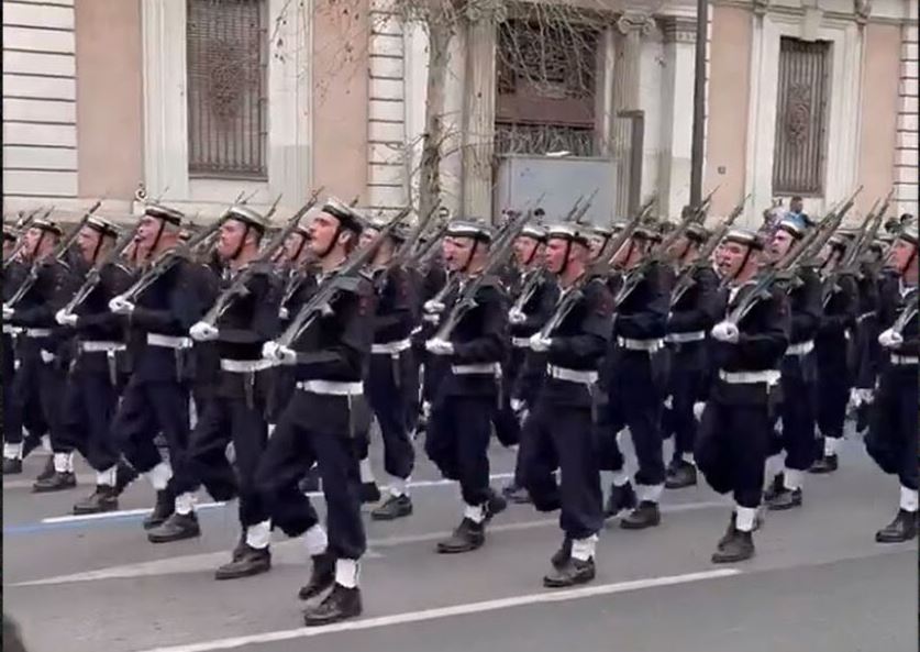 Κυβερνητικές πηγές για το βίντεο από την παρέλαση με τους σπουδαστές ΣΜΥΝ: «Η ισχύς δεν αποτυπώνεται με συνθήματα»
