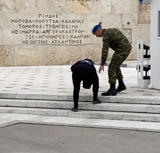 Συνελήφθη υπάλληλος της Βουλής – Προσπάθησε να γράψει συνθήματα στο Μνημείο του Άγνωστου Στρατιώτη (Βίντεο)