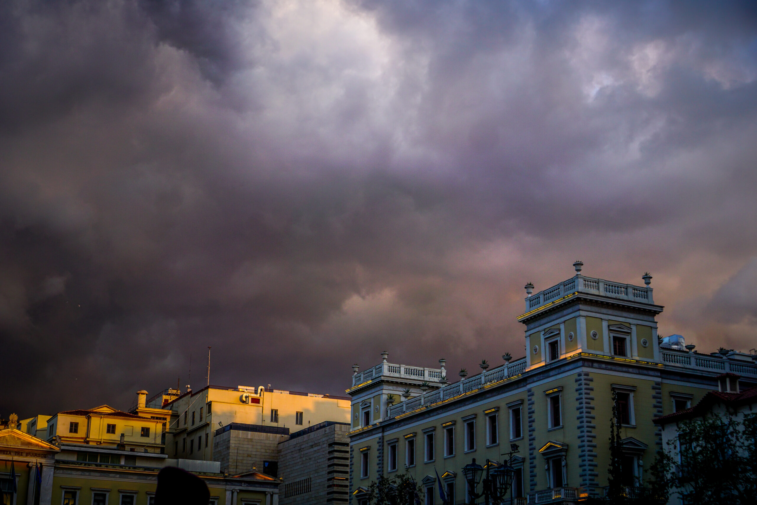 Ανατροπή στον καιρό: Ανοιξιάτικη… δόση φθινοπώρου: Καταιγίδες, δροσιά και 4°C κάτω από τα κανονικά επίπεδα η θερμοκρασία