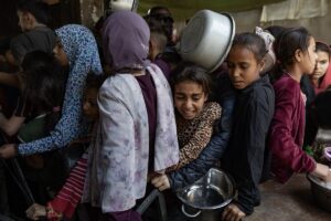 Τα παιδιά λιμοκτονούν στην Γάζα και το Ισραήλ βομβαρδίζει: Εκκλήσεις να ανοίξουν περάσματα για την ανθρωπιστική βοήθεια