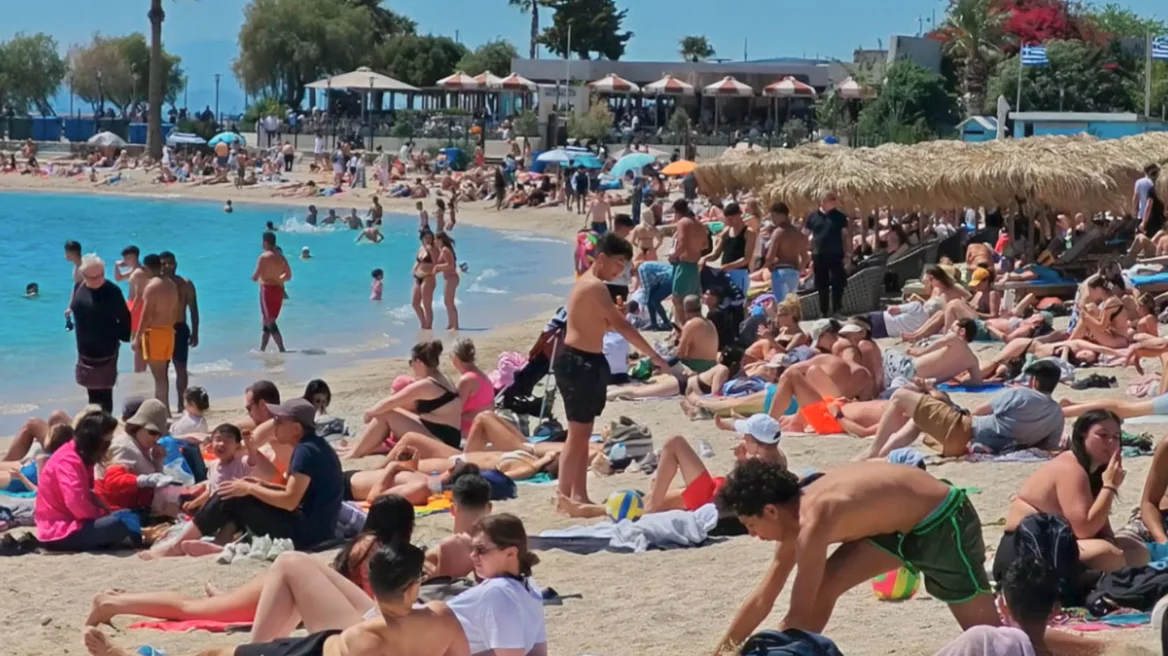 Καιρός – Άρωμα καλοκαιριού: Μαζική έξοδος στις παραλίες της Αττικής – Στους 31°C σκαρφάλωσε ο υδράργυρος