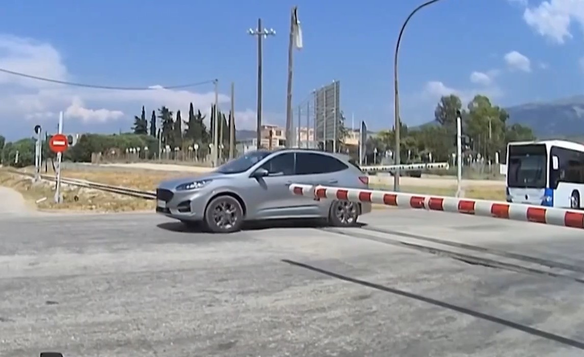 Σοκαριστικό βίντεο από την Πάτρα: Όχημα πέρασε ανάμεσα από τις μπάρες του τρένου