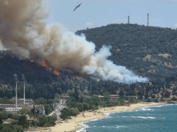Σε πύρινο κλοιό η Καβάλα – Φλόγες πλησιάζουν σπίτια και τουριστικά σημεία, σε συναγερμό η Πολιτική Προστασία – Αλλεπάλληλα 112