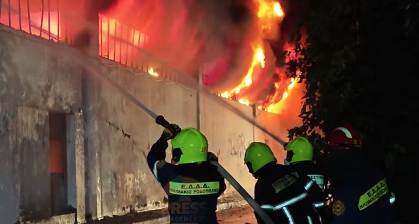 Κολωνός: Υπό έλεγχο η φωτιά σε αποθήκη ηλεκτρονικών ειδών – Πυροσβεστικές δυνάμεις στο σημείο (Βίντεο)