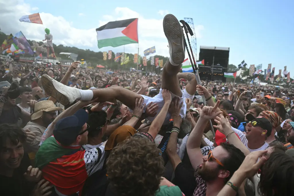 Glastonbury: Η σκηνή του μεγαλύτερου βρετανικού φεστιβάλ «ηχεί» δυνατότερα από τις ευρωπαϊκές κυβερνήσεις – «Το Ισραήλ είναι δολοφόνος»