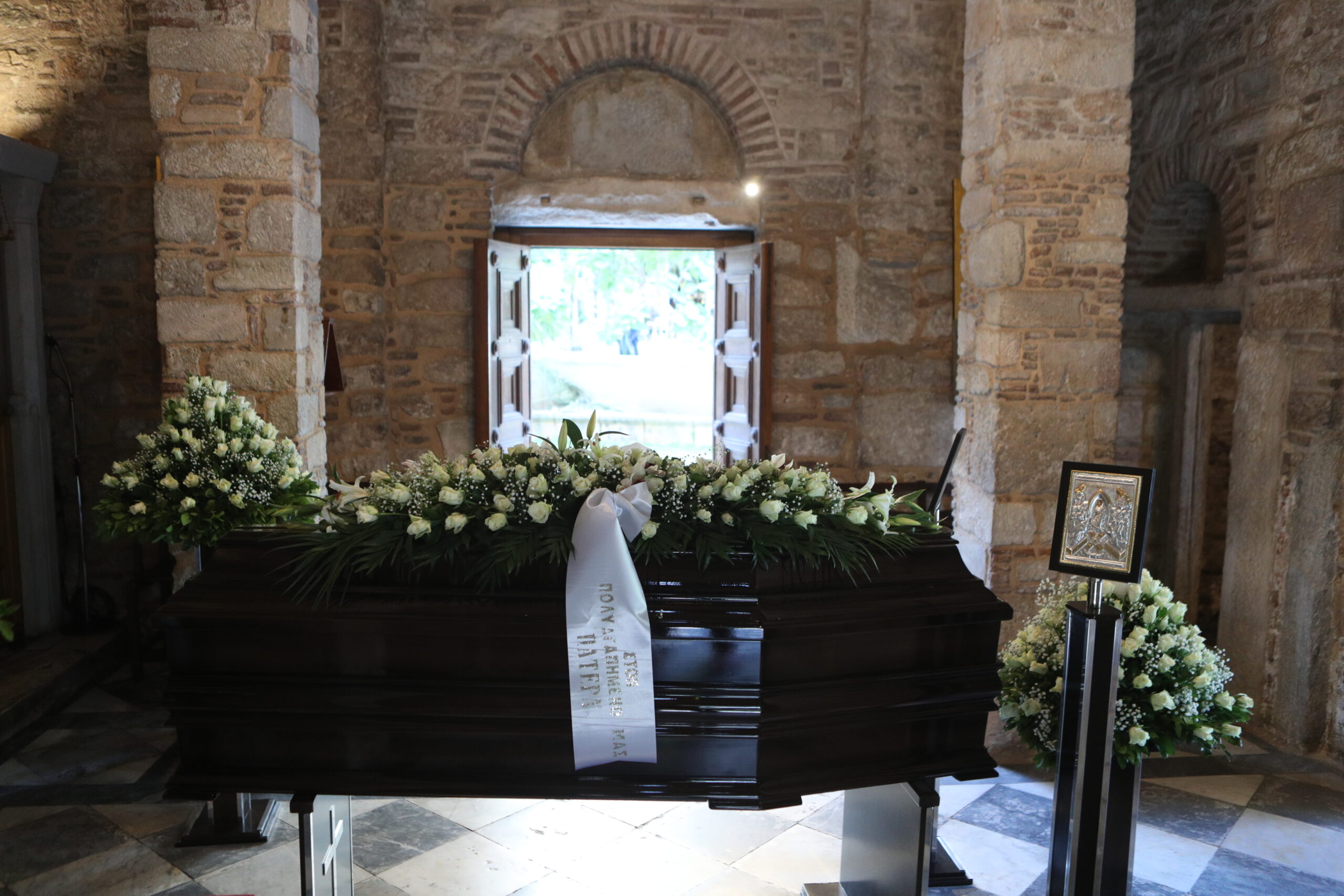 Μητρόπολη Αθηνών: Σε λαϊκό προσκύνημα η σορός του Πετρολούκα Χαλκιά (Φωτό & Βίντεο)