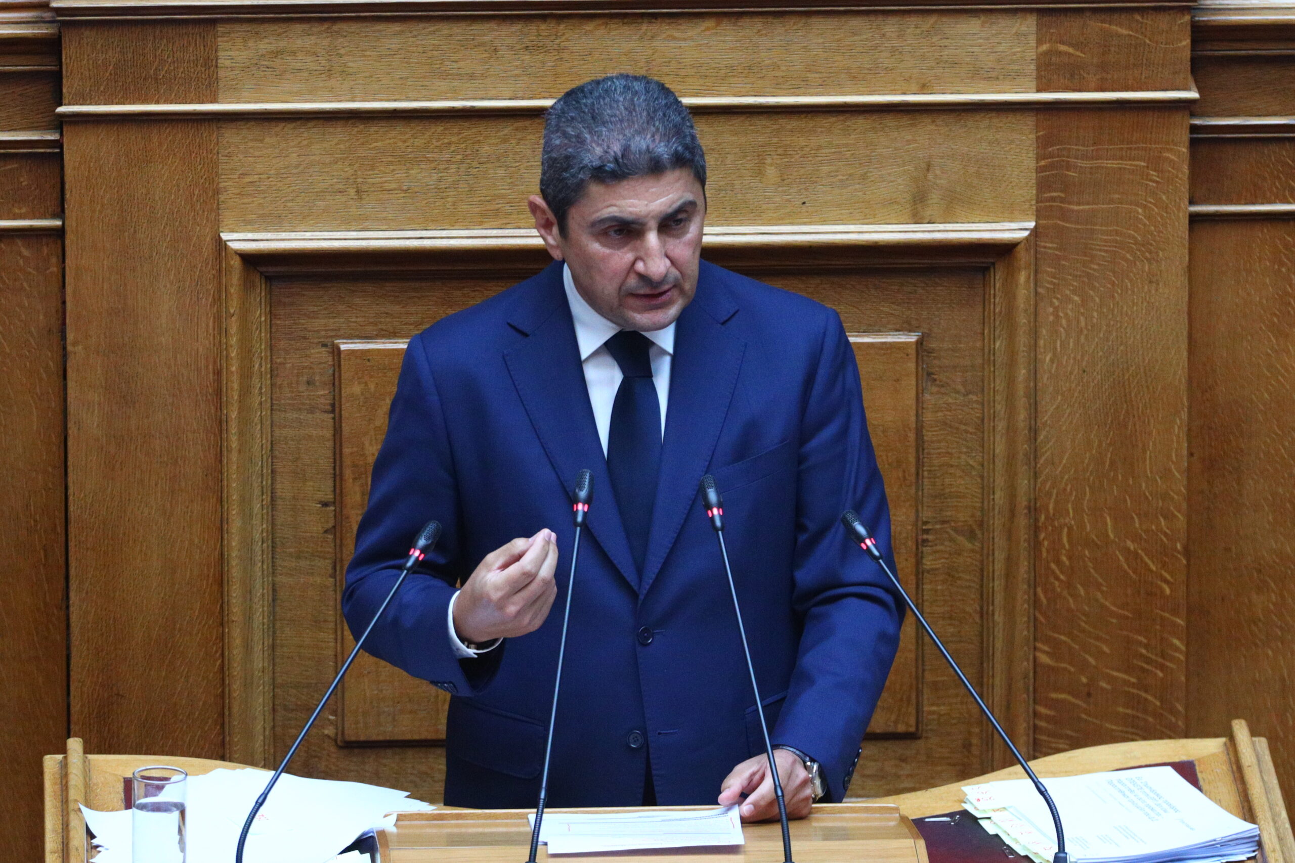 Κωμικοτραγικό σκηνικό: Δεν κατέβαινε ο Αυγενάκης από το βήμα της Βουλής – Μιλούσε σχεδόν μιάμιση ώρα