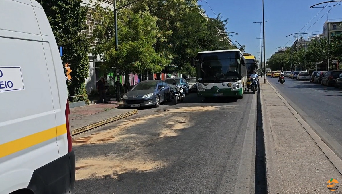 Αχαρνών: Χάος στο σημείο της σύγκρουσης λεωφορείου με ΙΧ – Κλειστό το τμήμα από Τσούντα έως Βικέλα (Βίντεο)
