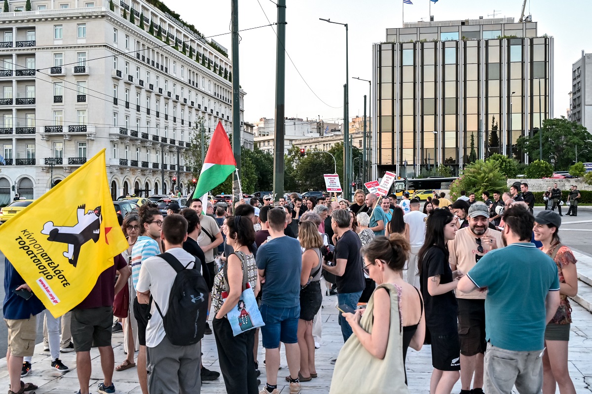 Ένταση στο Σύνταγμα: Σύλληψη διαδηλωτή και αστυνομικού μετά από επεισόδιο μπροστά στο Μνημείο Αγνώστου Στρατιώτη