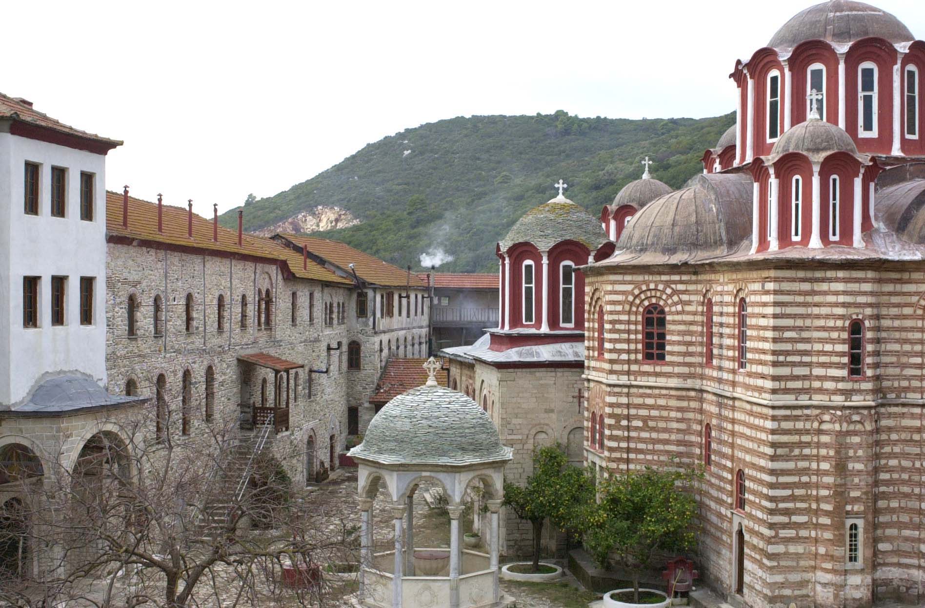 Θεσσαλονίκη: Στην ανακρίτρια ο ηγούμενος της Ι.Μ. Εσφιγμένου μετά από καταγγελία για ρίψη μολότοφ – Αφέθηκε ελεύθερος