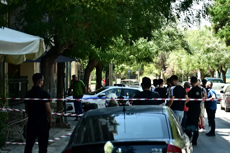 Ένοπλο περιστατικό σε καφετέρια στον Κολωνό: «Χτενίζουν» την περιοχή οι Αρχές για τον δράστη της αιματηρής επίθεσης