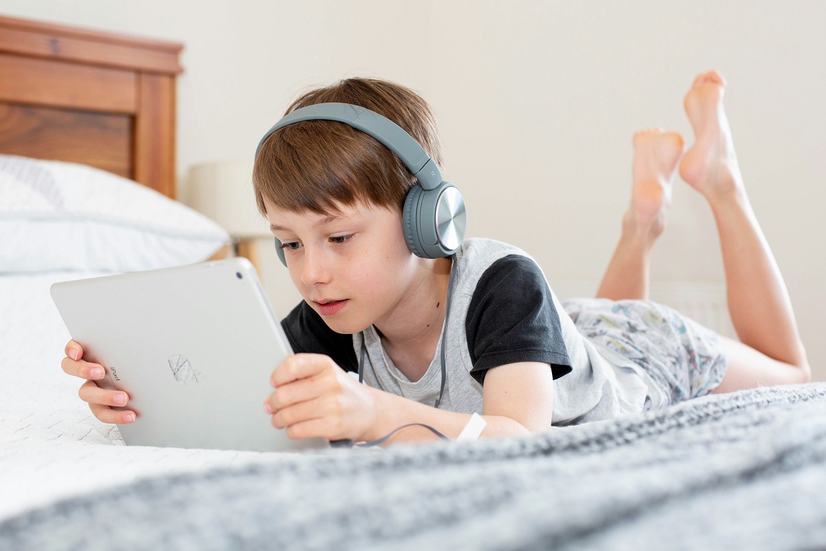 Μην δίνετε smartphone σε παιδιά κάτω των 13 – Τι αποκαλύπτει νέα έρευνα για την ψυχική τους υγεία