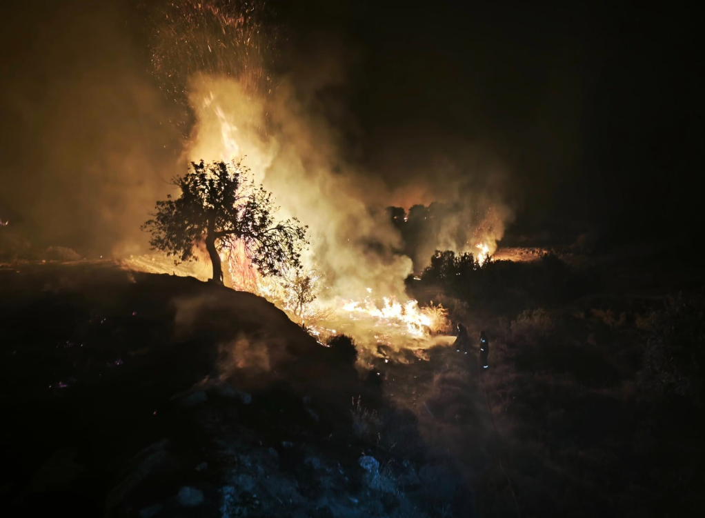 Πύρινος εφιάλτης στην Κύπρο: Ανεξέλεγκτη η φωτιά στην ορεινή Λεμεσό – Νεκροί και εγκλωβισμένοι – Δεκάδες σπίτια έγιναν στάχτη – Ενισχύσεις από Ισπανία και Ιορδανία