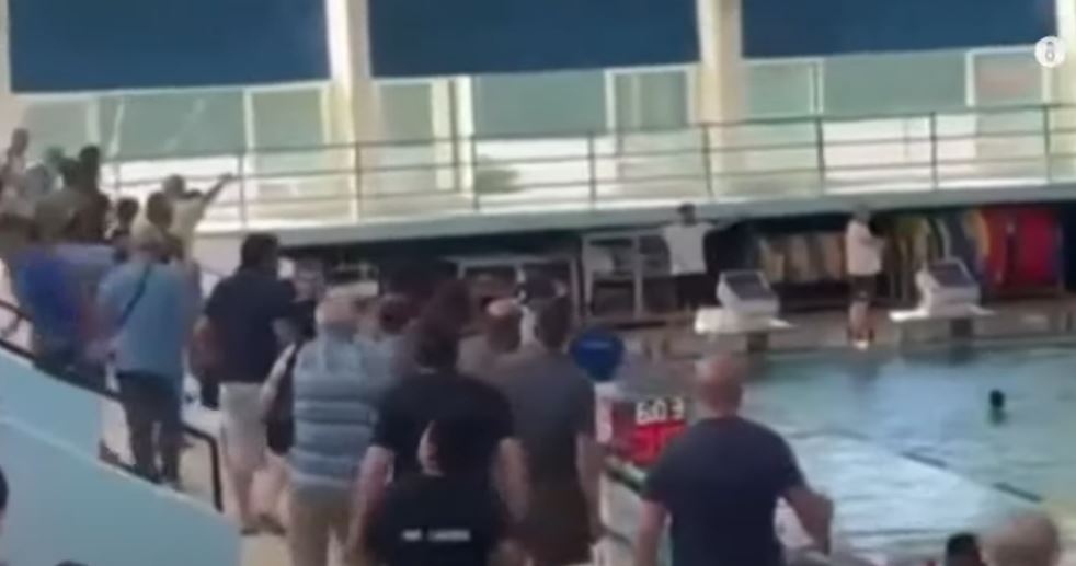Ντροπιαστικές εικόνες στη Χίο: Γονείς «τραμπούκιζαν» 13χρονα παιδιά σε αγώνα πόλο  (Βίντεο)