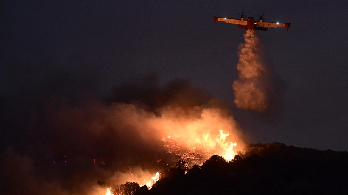 Η ηρωική πτήση πιλότου Canadair που έκανε νυχτερινή ρίψη νερού στην Κερατέα (Βίντεο)