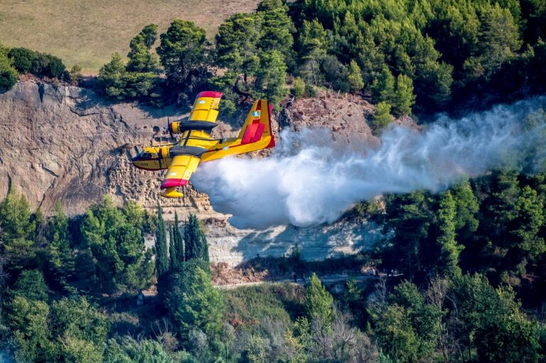 Φωτιά στον Αστακό Αιτωλοακαρνανίας – Σηκώθηκαν 3 εναέρια μέσα