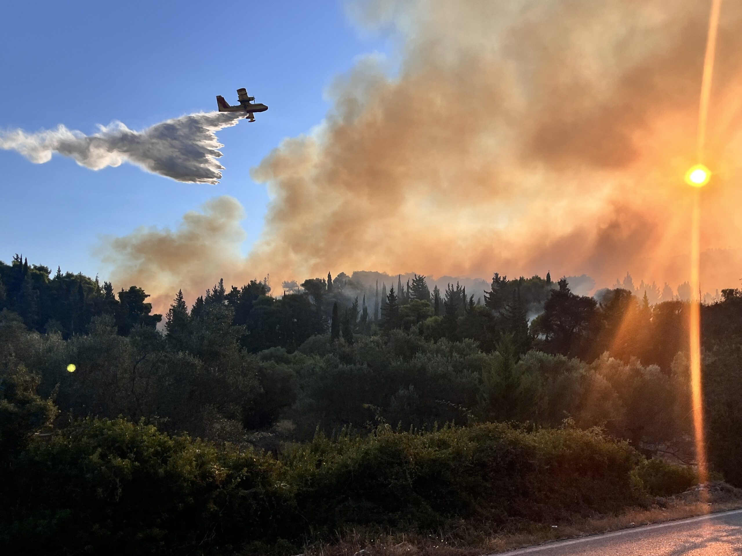 Πυρκαγιά σε χαμηλή βλάστηση στο πρανές της λεωφόρου Σχιστού στο Πέραμα