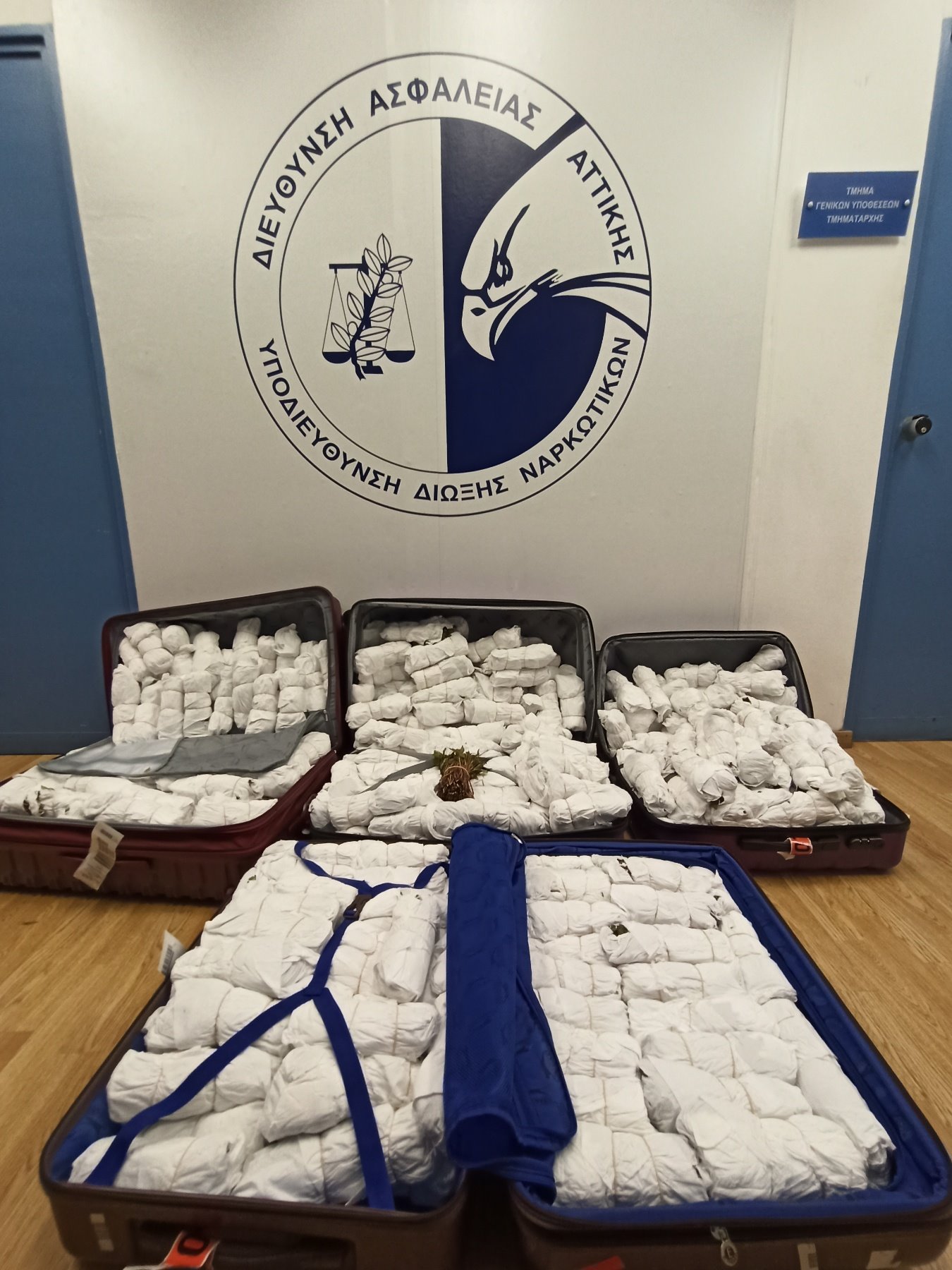 ΑΑΔΕ: Η μεγαλύτερη κατάσχεση KHAT – Μισός τόνος φυσικής κόκας αξίας 1.500.000 ευρώ, εντοπίστηκε στο Ελ. Βενιζέλος