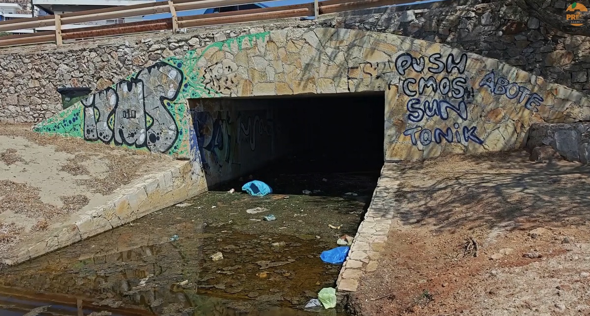 Σαρωνίδα: «Βρωμιά απερίγραπτη, δεν μπορείς να αναπνεύσεις» – Κραυγή αγωνίας για έλος με ακαθαρσίες στην κεντρική πλαζ (Βίντεο)