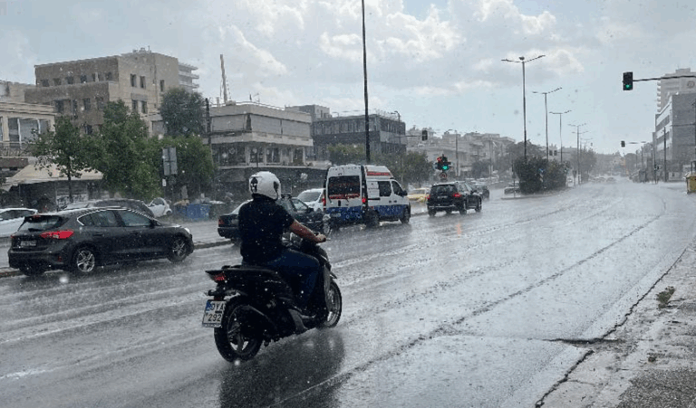 Καιρός: «Ανάσα» καλοκαιριού με 30άρια- Πότε έρχονται βροχές, καταιγίδες και πτώση της θερμοκρασίας