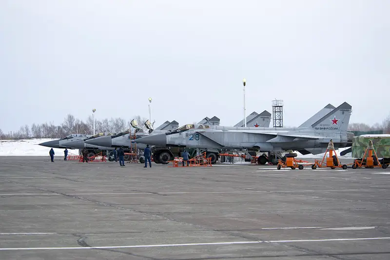 «Zapad 2025»: Ρωσικά MiG-31 με υπερηχητικούς πυραύλους Kinzhal στον ουρανό του Μπάρεντς