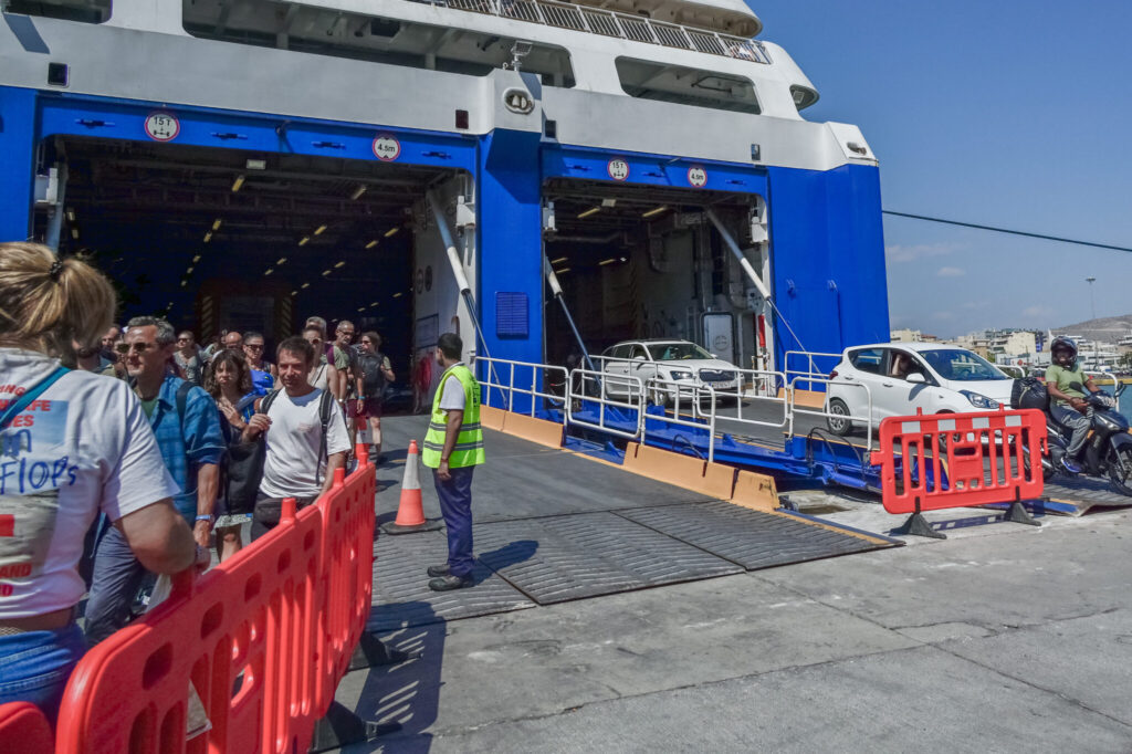 Τραγωδία στο Blue Star Chios: 20χρονος ναυτικός εγκλωβίστηκε σε υδατοστεγή πόρτα και έχασε τη ζωή του – Ελεύθεροι οι δύο συλληφθέντες