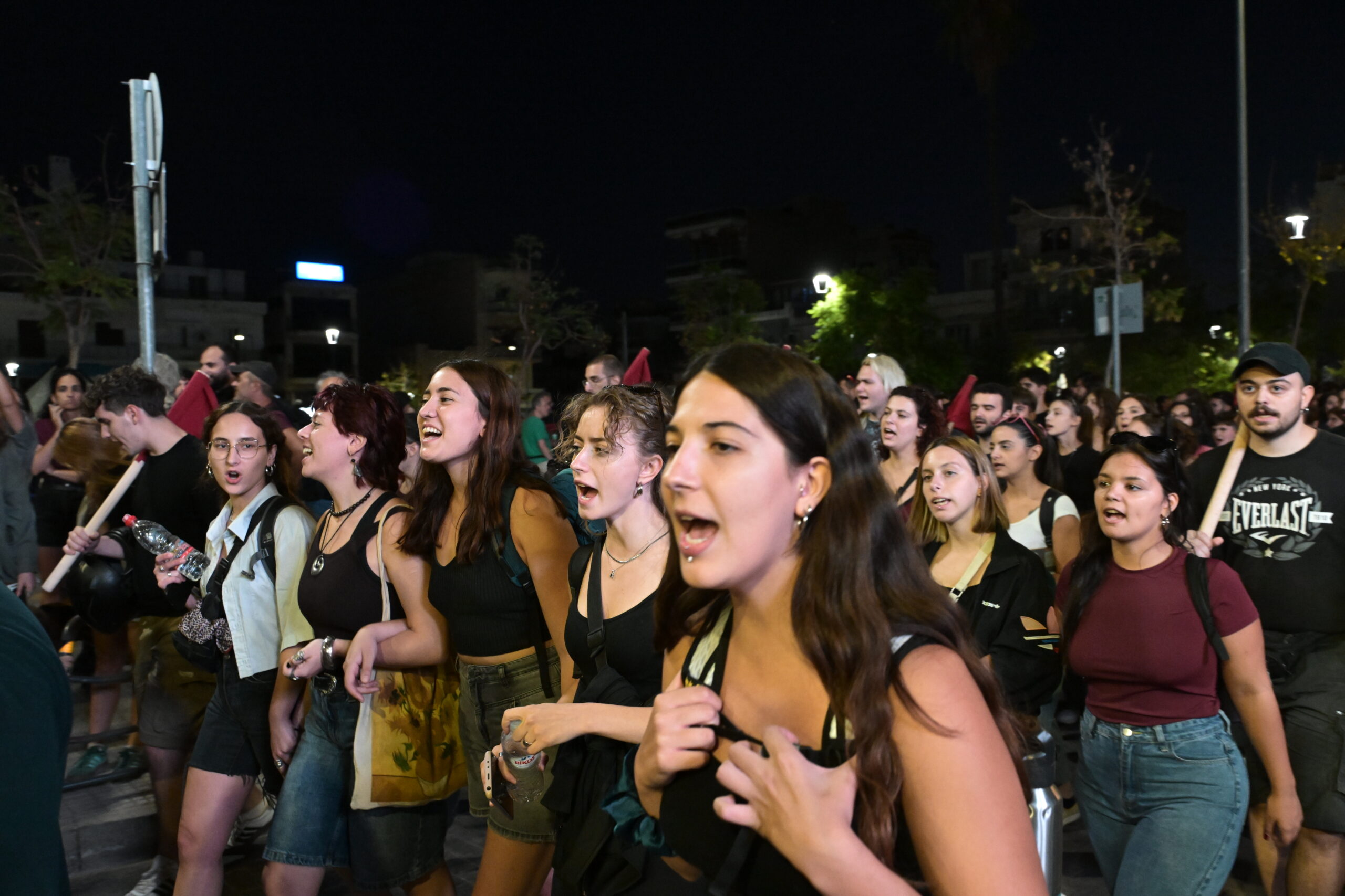 «Ο Παύλος Φύσσας ζει»: Χιλιάδες στις αντιφασιστικές πορείες για τα 12 χρόνια από τη δολοφονία του (Βίντεο)