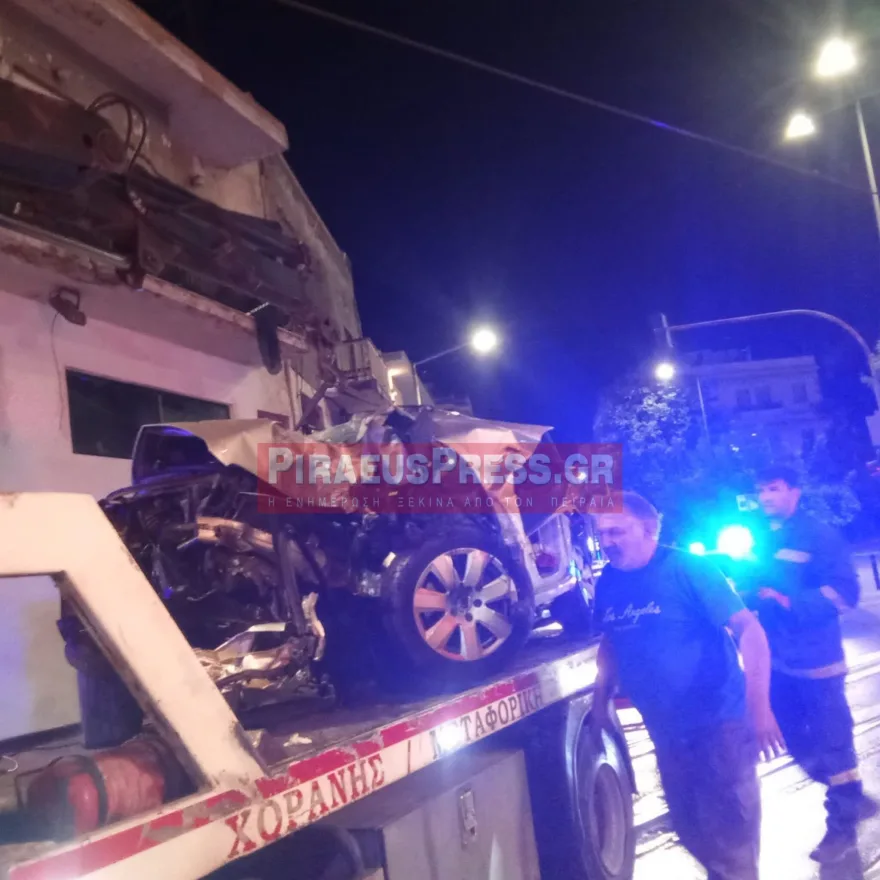 Τραγωδία στον Πειραιά: Όχημα έπεσε πάνω σε κολώνα – Νεκρός ο οδηγός, διασωληνωμένη η συνοδηγός