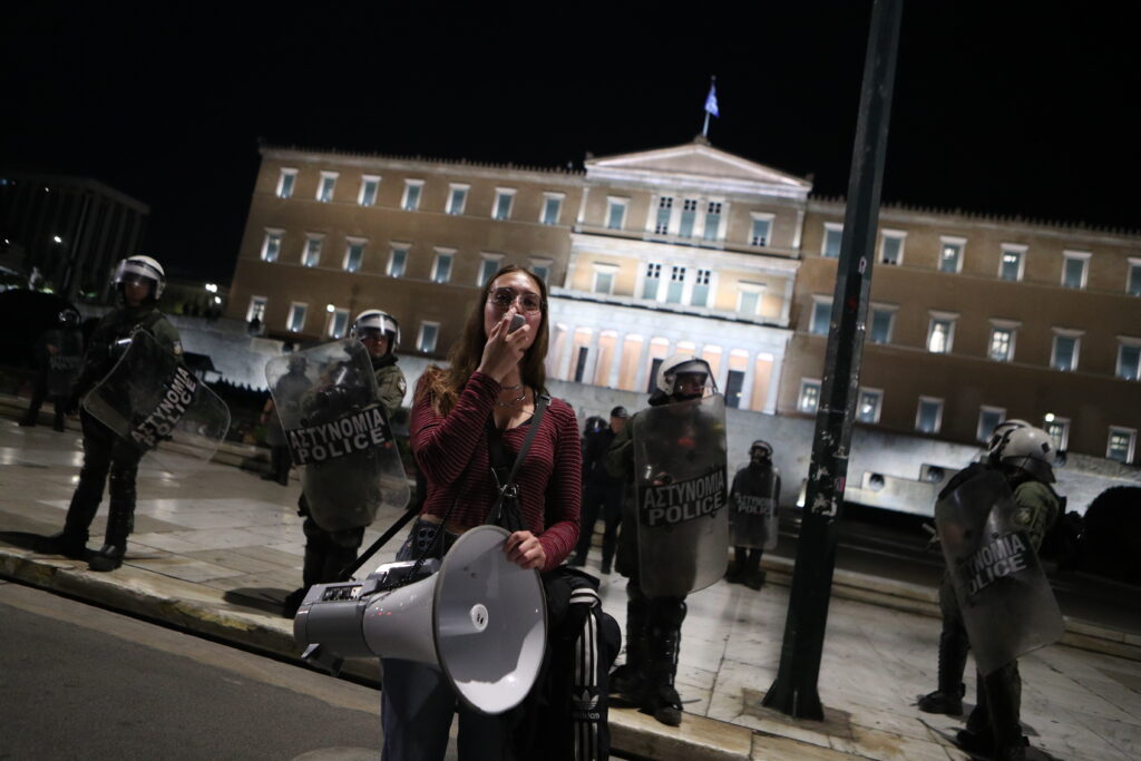 Κλοιός των ΜΑΤ στο μνημείο των Τεμπών στο Σύνταγμα Σύνταγμα