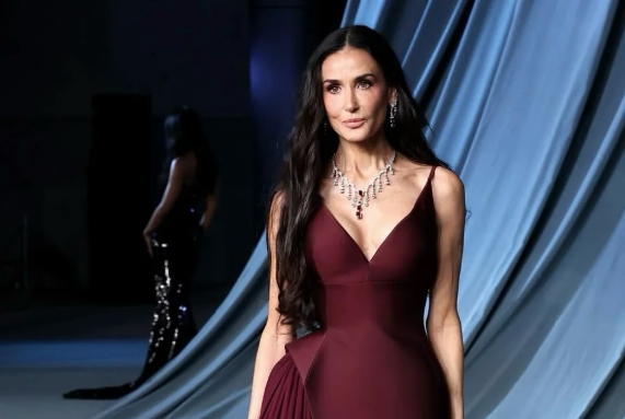 Ντέμι Μουρ: Η εμφάνισή της στο Academy Museum Gala με εντυπωσιακή μακριά τουαλέτα