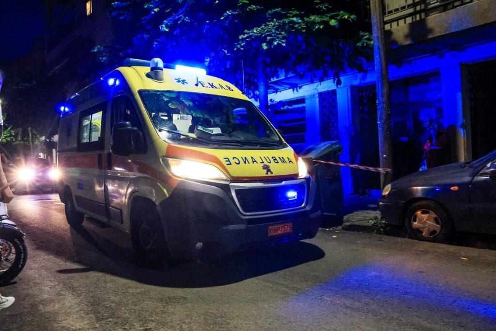 Σοβαρό τροχαίο στο Μενίδι – Αυτοκίνητο «καρφώθηκε» σε δέντρο